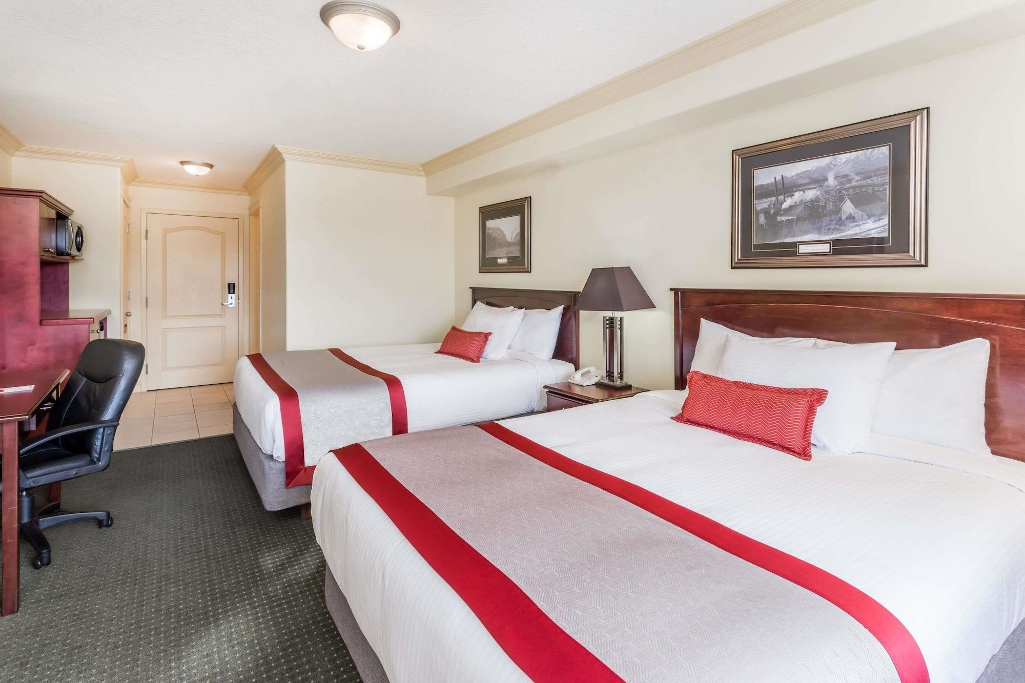 Ramada By Wyndham Hinton Hotel Exterior photo