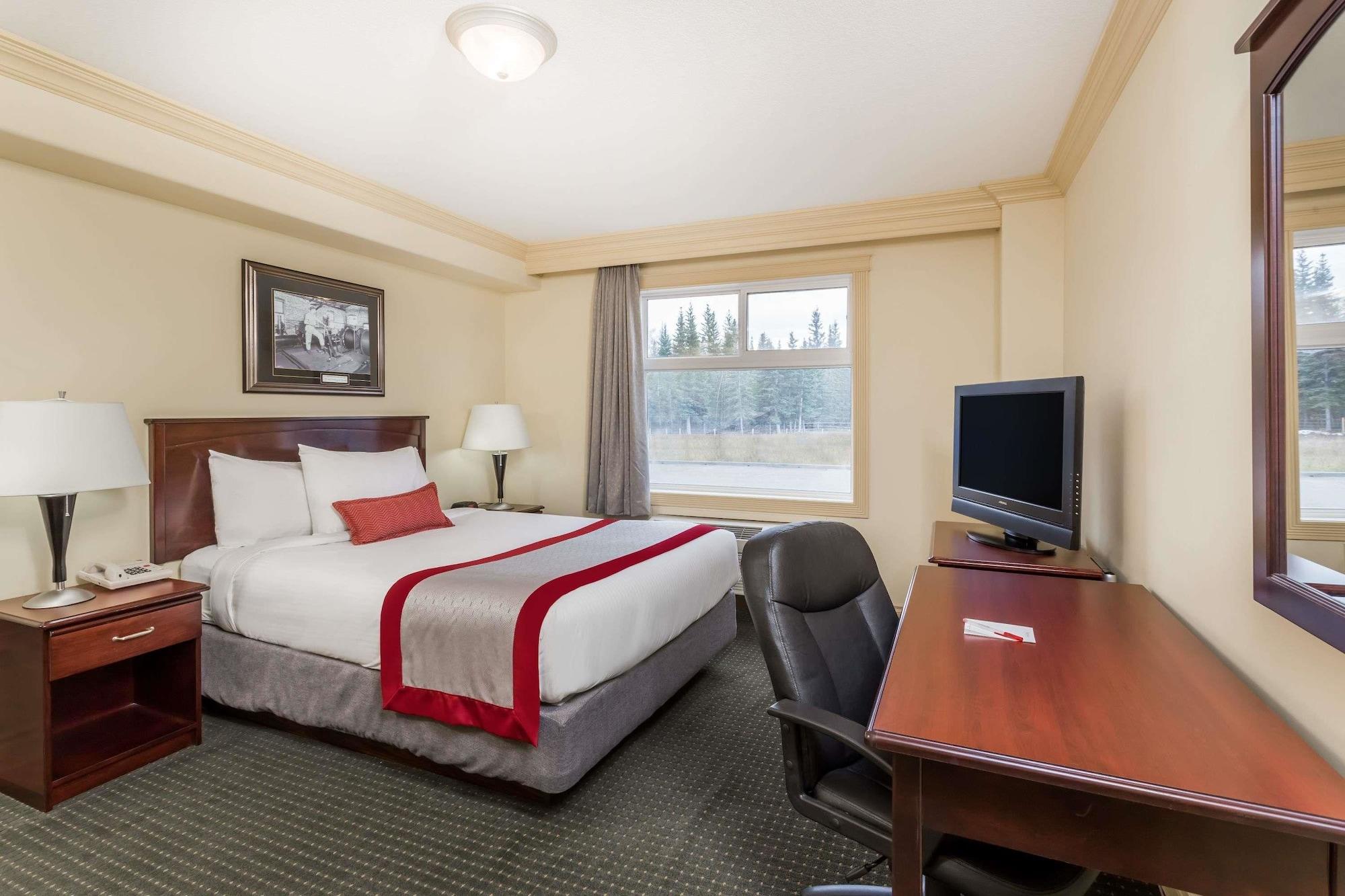 Ramada By Wyndham Hinton Hotel Exterior photo