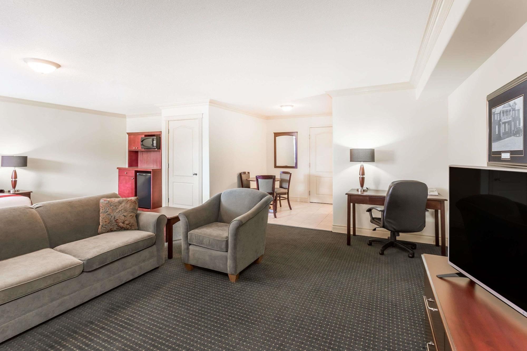 Ramada By Wyndham Hinton Hotel Exterior photo
