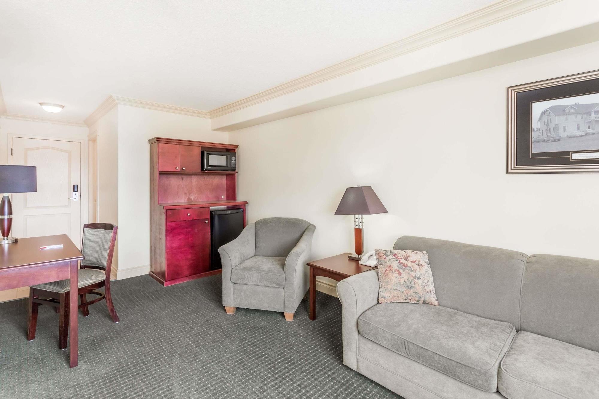 Ramada By Wyndham Hinton Hotel Exterior photo
