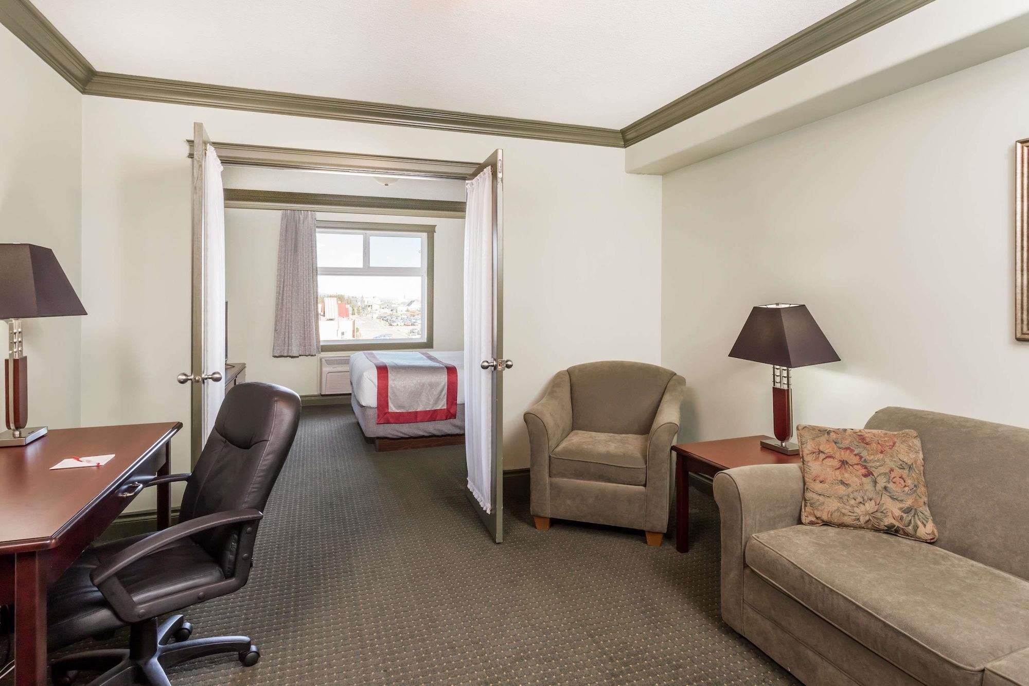 Ramada By Wyndham Hinton Hotel Exterior photo