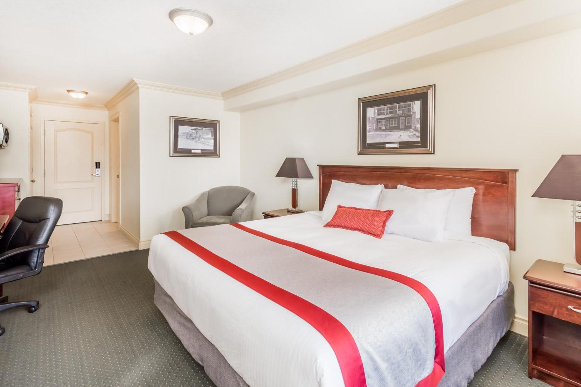 Ramada By Wyndham Hinton Hotel Exterior photo
