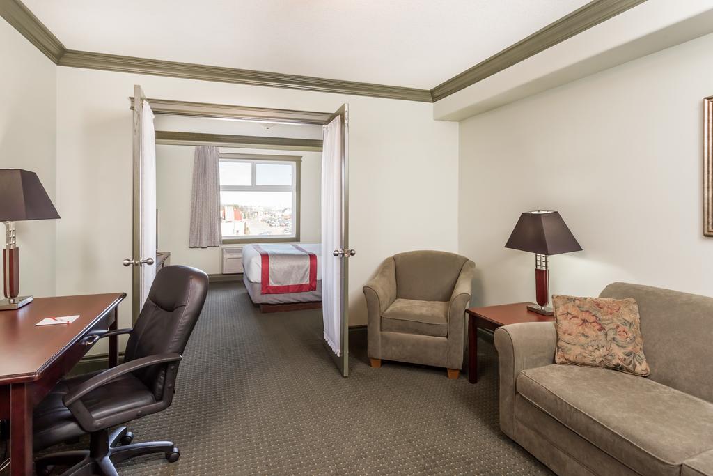 Ramada By Wyndham Hinton Hotel Exterior photo
