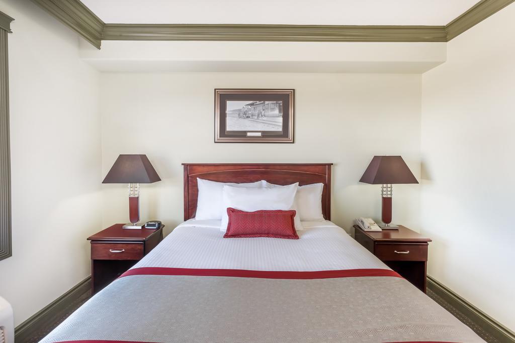 Ramada By Wyndham Hinton Hotel Exterior photo