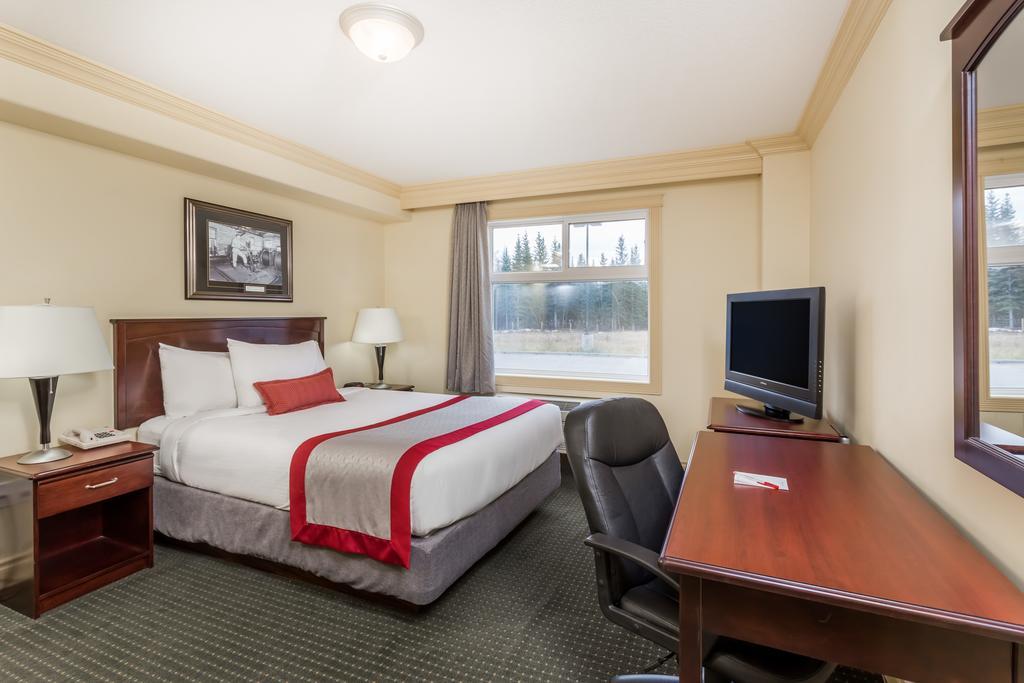 Ramada By Wyndham Hinton Hotel Exterior photo