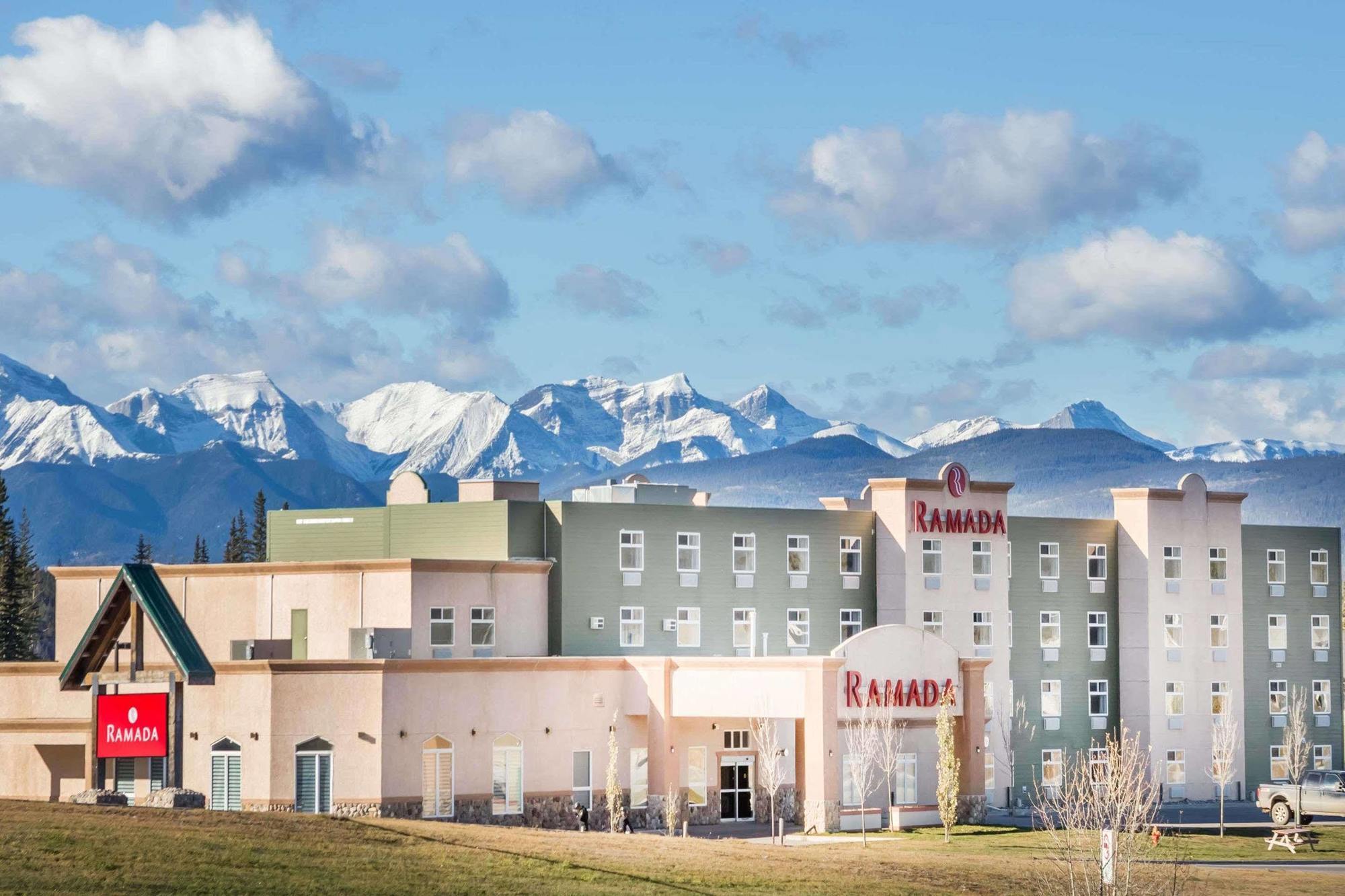 Ramada By Wyndham Hinton Hotel Exterior photo
