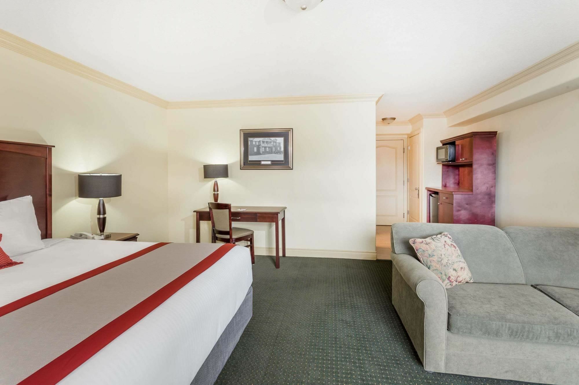Ramada By Wyndham Hinton Hotel Exterior photo