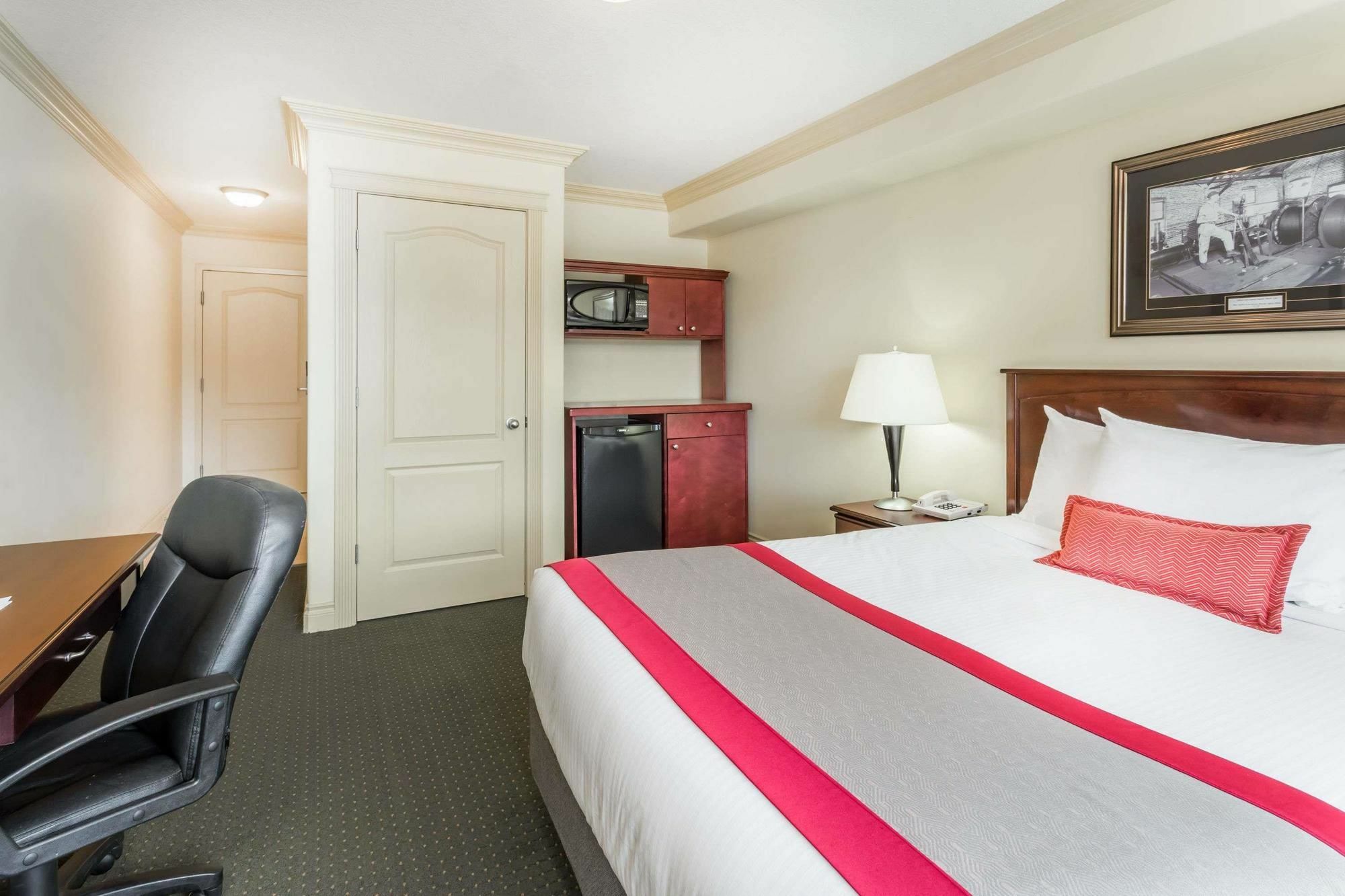 Ramada By Wyndham Hinton Hotel Exterior photo